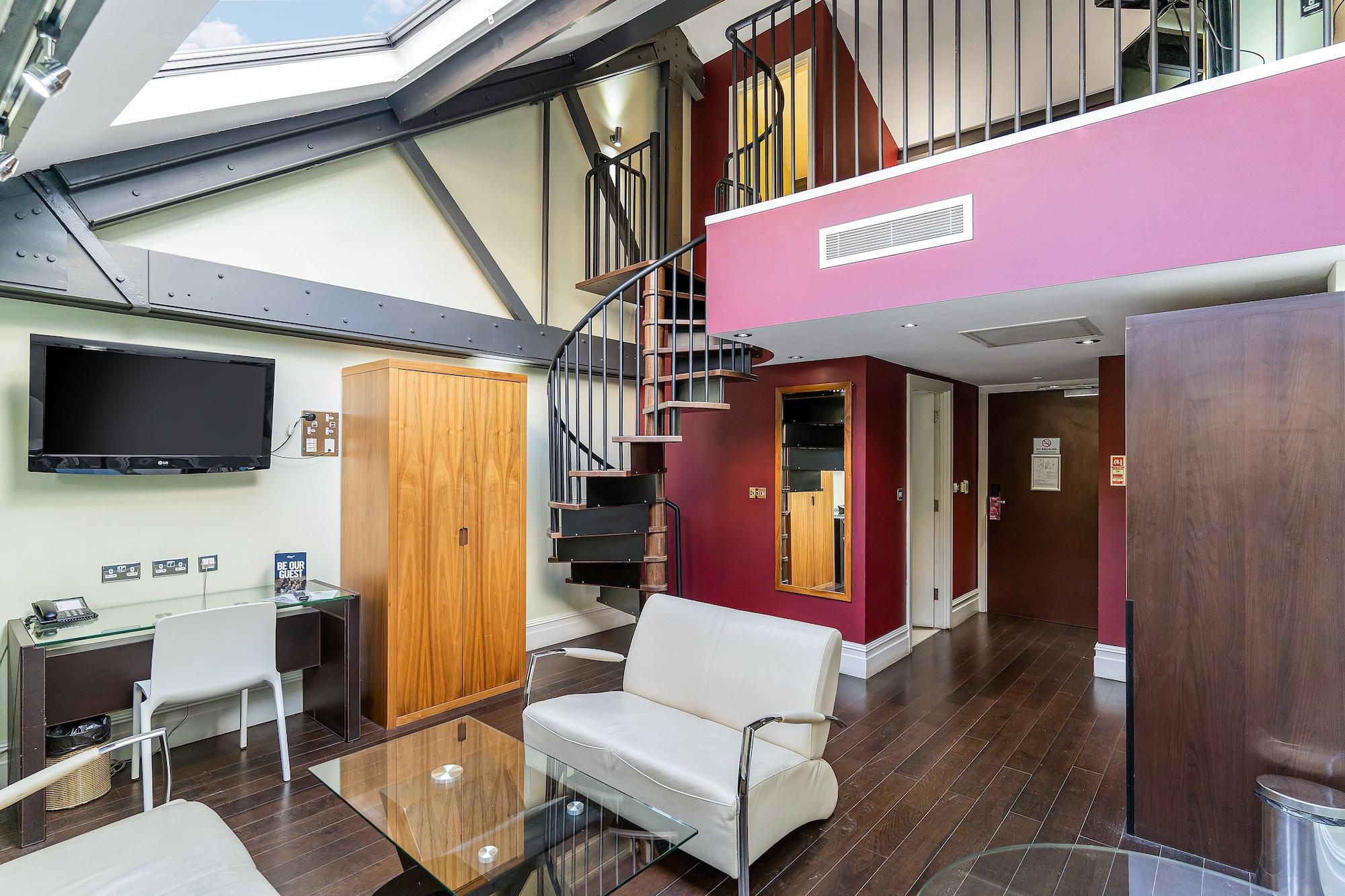 Roomzzz Aparthotel 4*