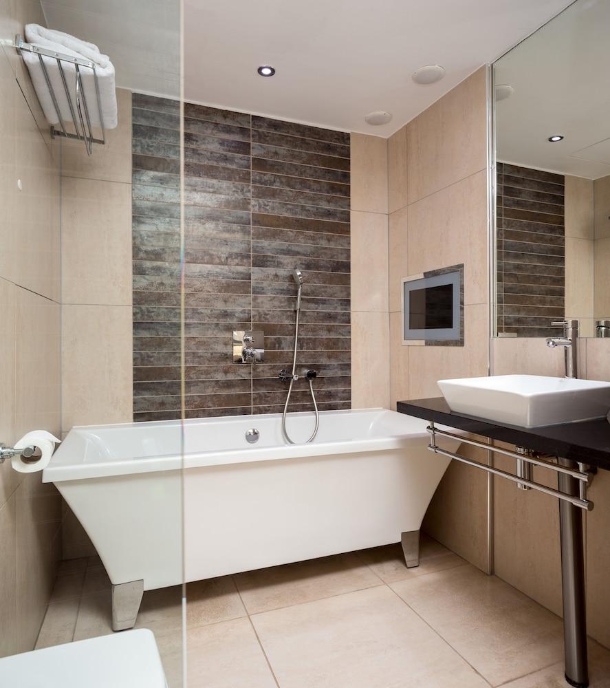 Roomzzz Aparthotel 4*