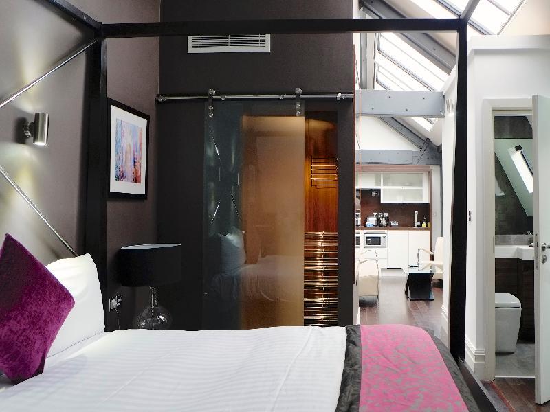 Aparthotel Roomzzz 4*