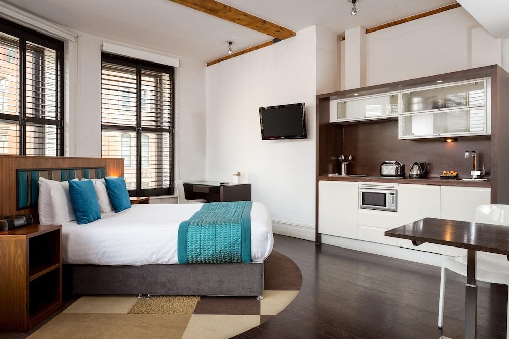 Roomzzz Aparthotel 4*